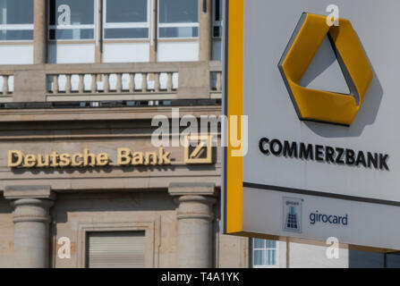 15. April 2019, Hessen, Frankfurt/Main: eine Filiale der Deutschen Bank und der Commerzbank ist nicht weit voneinander entfernt im Zentrum der Stadt. Finanzexperten halten eine Fusion der beiden Kreditinstitute möglich zu sein. Foto: Boris Roessler/dpa Stockfoto