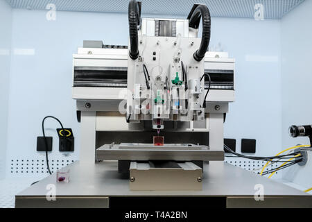 Tel Aviv, Israel. 15. April 2019. Ein 3D-Drucker drucken eines menschlichen Herzens. Tel Aviv University Forscher haben den weltweit ersten 3D-Herz einschließlich Zellen, Blutgefäße, Vorhöfe und Kammern mit eigenen Zellen werden der Patientenname und die biologische Materialien konstruiert Vaskularisierten gedruckt. Bis jetzt, Wissenschaftler in der regenerativen Medizin erfolgreich drucken nur einfache Gewebe ohne Blutgefäße. Wissenschaftler im Labor von Prof. Credit: Nir Alon/Alamy leben Nachrichten Stockfoto