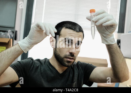 Tel Aviv, Israel. 15. April 2019. Tel Aviv University Forscher haben den weltweit ersten 3D-Herz einschließlich Zellen, Blutgefäße, Vorhöfe und Kammern mit eigenen Zellen werden der Patientenname und die biologische Materialien konstruiert Vaskularisierten gedruckt. Bis jetzt, Wissenschaftler in der regenerativen Medizin erfolgreich drucken nur einfache Gewebe ohne Blutgefäße. Wissenschaftler im Labor von Prof. Tal Dvir Anspruch Studie ebnet den Weg in eine Zukunft, in der die Patienten müssen nicht mehr für Transplantationen zu warten noch die Hindernisse der Ablehnung begegnen. Credit: Nir Alon/Alamy leben Nachrichten Stockfoto