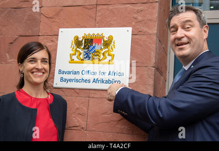 Addis Abeba, Äthiopien. 15 Apr, 2019. Markus Söder (CSU), Ministerpräsident von Bayern, und Linda Schraml, Leiter der Bayerischen Afrika Büro, öffnen Sie den Bayerischen Afrika Büro in der Hauptstadt während Söder's Reise nach Äthiopien. Der CSU-Chef wird das Land am Horn von Afrika bis zum 18. April 2019. Credit: Peter Kneffel/dpa/Alamy leben Nachrichten Stockfoto