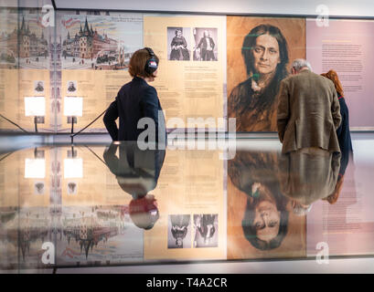 15. April 2019, Hessen, Frankfurt/Main: Besucher der Presse Vorschau auf die Ausstellung "Clara Schumann. Eine moderne Frau im 19. Jahrhundert Frankfurt" stehen vor einem Pastell Zeichnungen (r) von Franz Lenbach, im Jahre 1878, die der Musiker. Der 200. Geburtstag von Clara Schumann (1819-1896), im Institut für Stadtgeschichte vom 16. April 2019 bis 26. Januar 2020 wird bewegten Leben des Künstlers im Zusammenspiel mit der Geschichte des sich schnell verändernden Stadt im 19. Jahrhundert zeigen. Foto: Frank Rumpenhorst/dpa Stockfoto