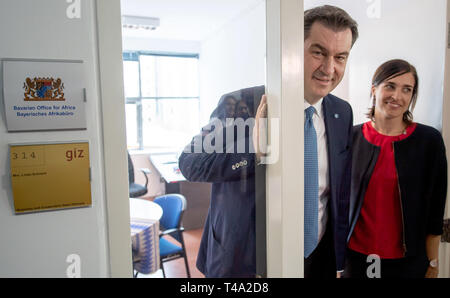 Addis Abeba, Äthiopien. 15 Apr, 2019. Markus Söder (CSU), Ministerpräsident von Bayern, und Linda Schraml, Leiter der Bayerischen Afrika Büro, öffnen Sie den Bayerischen Afrika Büro in der Hauptstadt während Söder's Reise nach Äthiopien. Der CSU-Chef wird das Land am Horn von Afrika bis zum 18. April 2019. Credit: Peter Kneffel/dpa/Alamy leben Nachrichten Stockfoto