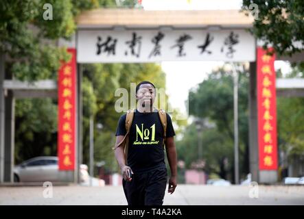 (190415) - CHANGSHA, April 15, 2019 (Xinhua) - Mangeh III Fondzenyuy Cedric am Eingang der Landwirtschaftlichen Universität in Changsha Hunan angesehen wird, das Zentrale China Provinz Hunan, 19. März 2019. Der 25-jährige Cedric ist aus Kamerun. In erweiterte landwirtschaftliche Chinesische Unternehmen "Wissenschaft und Technologie und Ausrüstung erlebt, er kam nach China in 2017 und studierte als Doktorand in der landwirtschaftlichen Mechanisierung Engineering in der Schule der Technik von Hunan Universität für Landwirtschaft studiert Nach seinem grundstudium. Cedric vor allem Studien, die Mechanisierung der Landwirtschaft ein Stockfoto