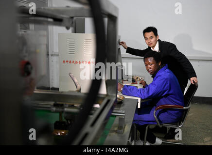 (190415) - CHANGSHA, April 15, 2019 (Xinhua) - Mangeh III Fondzenyuy Cedric (vorne) lernt, landwirtschaftliche Geräte in Hunan Landwirtschaftlichen Universität in Changsha zu betreiben, der zentral China Hunan Provinz, 14. März 2019. Der 25-jährige Cedric ist aus Kamerun. In erweiterte landwirtschaftliche Chinesische Unternehmen "Wissenschaft und Technologie und Ausrüstung erlebt, er kam nach China in 2017 und studierte als Doktorand in der landwirtschaftlichen Mechanisierung Engineering in der Schule der Technik von Hunan Universität für Landwirtschaft studiert Nach seinem grundstudium. Cedric vor allem Studien agri Stockfoto