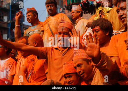 Devotees verschmierte in Vermillion Pulver gesehen während des Festivals teilnehmen. Sindoor Jatra oder vermillion Pulver Festival wird jedes Jahr feierte das Aufkommen der Feder und nepalesischen Neues Jahr, durch das Spielen von traditionellen Instrument, Gesang, Tanz und Durchführung von Wagen in mehrere Götter und Göttinnen um das Dorf willkommen zu heißen. Stockfoto