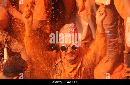 Bhaktapur, Nepal. 15 Apr, 2019. Eine nepalesische Mann wirft vermilion Pulver zu anderen in der Feier des Sindoor Jatra Festival in Thimi in Bhaktapur, Nepal, 15. April 2019. Das Festival wird gefeiert der Nepalesischen neues Jahr und den Beginn der Frühjahrssaison in Nepal zu begrüßen. Credit: Sunil Sharma/Xinhua/Alamy leben Nachrichten Stockfoto