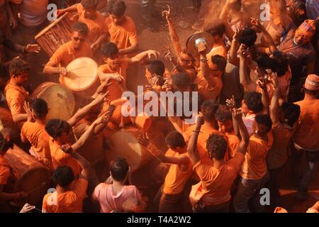 Bhaktapur, Nepal. 15 Apr, 2019. Nepalesische Menschen spielen traditionelle Musik beim Werfen der Vermilion Pulver zu jedem anderen Sindoor Jatra Festival in Thimi in Bhaktapur, Nepal, 15. April 2019 zu feiern. Das Festival wird gefeiert der Nepalesischen neues Jahr und den Beginn der Frühjahrssaison in Nepal zu begrüßen. Credit: Sunil Sharma/Xinhua/Alamy leben Nachrichten Stockfoto