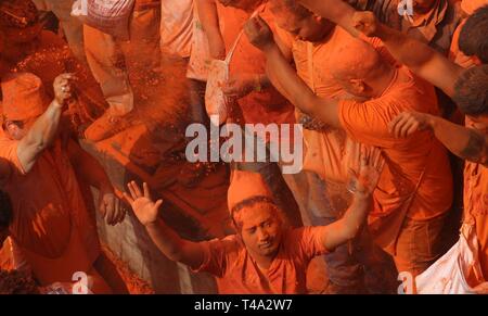 Bhaktapur, Nepal. 15 Apr, 2019. Nepalesische Anhänger werfen vermilion Pulver zu jedem anderen Sindoor Jatra Festival in Thimi in Bhaktapur, Nepal, 15. April 2019 zu feiern. Das Festival wird gefeiert der Nepalesischen neues Jahr und den Beginn der Frühjahrssaison in Nepal zu begrüßen. Credit: Sunil Sharma/Xinhua/Alamy leben Nachrichten Stockfoto