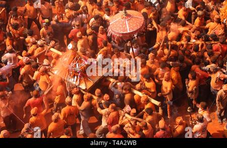 Bhaktapur, Nepal. 15 Apr, 2019. Nepalesische Menschen tragen Wagen der verschiedenen Gottheiten, die in der Feier von Sindoor Jatra Festival in Thimi in Bhaktapur, Nepal, 15. April 2019. Das Festival wird gefeiert der Nepalesischen neues Jahr und den Beginn der Frühjahrssaison in Nepal zu begrüßen. Credit: Sunil Sharma/Xinhua/Alamy leben Nachrichten Stockfoto