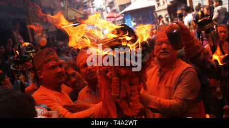 Bhaktapur, Nepal. 15 Apr, 2019. Nepalesische Volk licht Flammen während der Sindoor Jatra Festival in Thimi in Bhaktapur, Nepal, 15. April 2019. Das Festival wird gefeiert der Nepalesischen neues Jahr und den Beginn der Frühjahrssaison in Nepal zu begrüßen. Credit: Sunil Sharma/Xinhua/Alamy leben Nachrichten Stockfoto