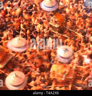 Bhaktapur, Nepal. 15 Apr, 2019. Nepalesische Menschen tragen Streitwagen der Götter, die in der Feier der Sindoor Jatra Festival in Thimi in Bhaktapur, Nepal, 15. April 2019. Das Festival wird gefeiert der Nepalesischen neues Jahr und den Beginn der Frühjahrssaison in Nepal zu begrüßen. Credit: Sunil Sharma/Xinhua/Alamy leben Nachrichten Stockfoto