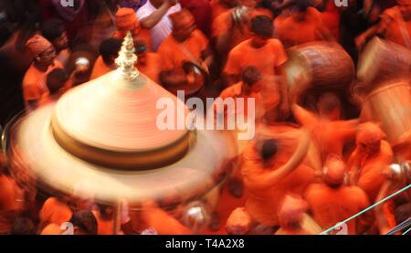 Bhaktapur, Nepal. 15 Apr, 2019. Nepalesische Menschen tragen Streitwagen der Götter, die in der Feier der Sindoor Jatra Festival in Thimi in Bhaktapur, Nepal, 15. April 2019. Das Festival wird gefeiert der Nepalesischen neues Jahr und den Beginn der Frühjahrssaison in Nepal zu begrüßen. Credit: Sunil Sharma/Xinhua/Alamy leben Nachrichten Stockfoto