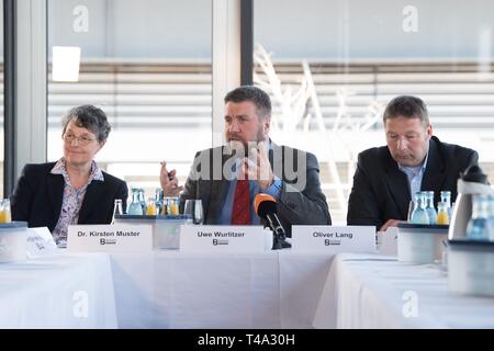 15. April 2019, Sachsen, Dresden: Kirsten Muster (L-R), Uwe Wurlitzer und Oliver Lang, Mitglieder der Blue Party Sachsen, nächsten sitzen während einer Pressekonferenz im Sächsischen Landtag. Am selben Tag hatte die Partei ihr Programm für die Landtagswahl. Foto: Sebastian Kahnert/dpa-Zentralbild/dpa Stockfoto