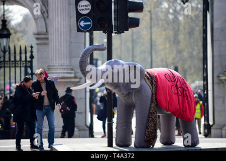 London, Großbritannien. 15. April 2019. Ein aufblasbarer Elefant von Marble Arch in London: Internationale Rebellion', ein Protest vom Aussterben Rebellion organisiert, fordert, dass Regierungen Maßnahmen gegen den Klimawandel ergreifen. Marble Arch, Oxford Circus, Piccadilly Circus, Waterloo Bridge und Parlament Platz haben von Aktivisten blockiert. Nach Angaben der Veranstalter, ähnliche Proteste gibt es in 80 weiteren Städten rund um die Welt. Credit: Stephen Chung/Alamy leben Nachrichten Stockfoto