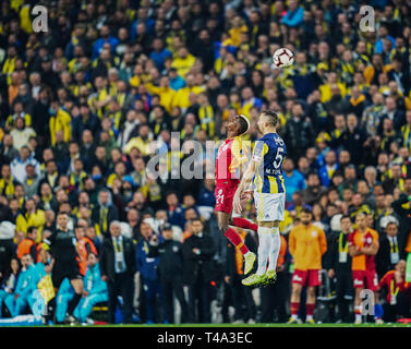 April 14, 2019: Mehmet Topal von Fenerbache und Henry Onyekuru von Galatasaray während der türkischen Super Lig Übereinstimmung zwischen Fenerbache und Galatasaray am ÅžÃ¼krÃ¼ SaracoÄŸlu Stadion in Istanbul, Türkei. Ulrik Pedersen/CSM. Stockfoto