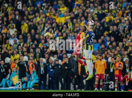 April 14, 2019: Mehmet Topal von Fenerbache und Henry Onyekuru von Galatasaray während der türkischen Super Lig Übereinstimmung zwischen Fenerbache und Galatasaray am ÅžÃ¼krÃ¼ SaracoÄŸlu Stadion in Istanbul, Türkei. Ulrik Pedersen/CSM. Stockfoto