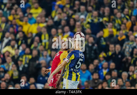 April 14, 2019: Mehmet Topal von Fenerbache und Henry Onyekuru von Galatasaray während der türkischen Super Lig Übereinstimmung zwischen Fenerbache und Galatasaray am ÅžÃ¼krÃ¼ SaracoÄŸlu Stadion in Istanbul, Türkei. Ulrik Pedersen/CSM. Stockfoto