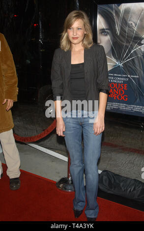 LOS ANGELES, Ca. November 09, 2003: Schauspielerin JOEY LAUREN ADAMS bei der Weltpremiere ihres neuen Films der Großen Leere, als Teil des AFI Film Festival in Los Angeles. Stockfoto