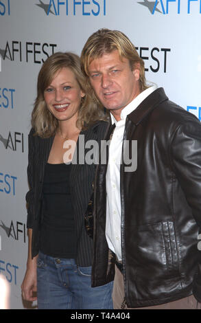 LOS ANGELES, Ca. November 09, 2003: Schauspieler Sean Bean & Schauspielerin JOEY LAUREN ADAMS bei der Weltpremiere des neuen Films der Großen Leere, als Teil des AFI Film Festival in Los Angeles. Stockfoto