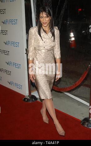 LOS ANGELES, Ca. November 09, 2003: Schauspielerin Navi Rawat bei der Weltpremiere von Haus aus Sand und Nebel, als Teil des AFI Film Festival in Los Angeles. Stockfoto