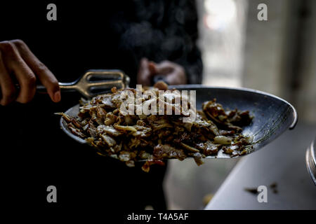 Frische Shwarma gemacht auf dem Grill und Grill Mann schneidet die Shwarma zu dienen. Stockfoto