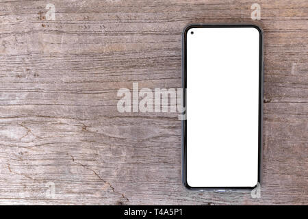 Mann mit schwarzen smart phone mit leeren Bildschirm auf Holz- Hintergrund. Stockfoto