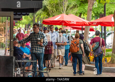 Die Menschen genießen einen schönen Frühlingstag am Broadway in Uptown Columbus, Georgia. (USA) Stockfoto