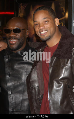 LOS ANGELES, Ca. Dezember 01, 2003: Will Smith (rechts) & Isaac Hayes am Los Angeles Premiere Der letzte Samurai. Stockfoto