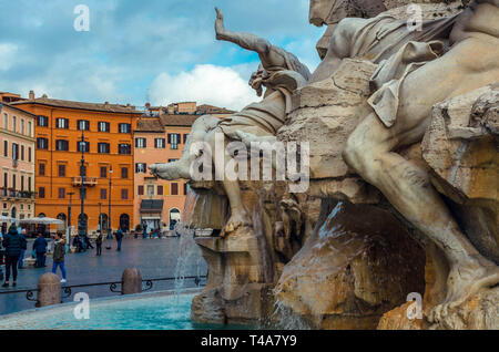 Piazza Navona (Piazza Navona), dem berühmten Platz mit der wunderschönen Brunnen und die historischen Gebäude. Stockfoto