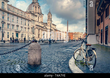 Piazza Navona (Piazza Navona), dem berühmten Platz mit der wunderschönen Brunnen und die historischen Gebäude. Stockfoto