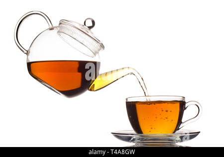 Kaffee in der Tasse isoliert auf weißem Gießen Stockfoto