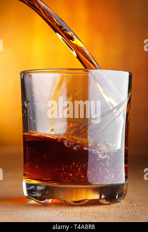 Whisky wird in ein Glas gegossen Stockfoto