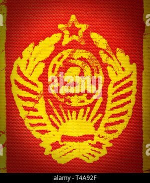 Vintage USSR State Emblem auf rot, Stoff gedruckt Stockfoto