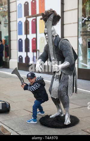 LONDON - 17. FEBRUAR 2019: Street Schauspieler in gladiator kostüm wirft mit Passanten für Fotografie Stockfoto