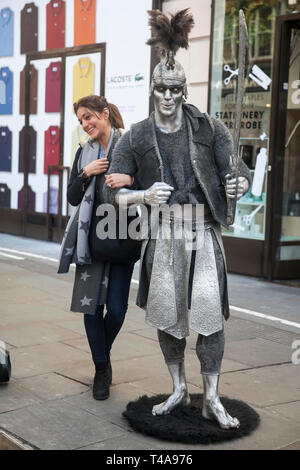 LONDON - 17. FEBRUAR 2019: Street Schauspieler in gladiator kostüm wirft mit Passanten für Fotografie Stockfoto