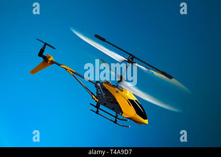 Fliegen mit remote gesteuerten Helikopter Stockfoto