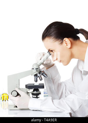 Wissenschaftler auf der Suche durch ein Mikroskop im Labor Stockfoto