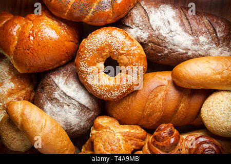 Brot Sortiment auf hölzernen Tisch Hintergrund Stockfoto
