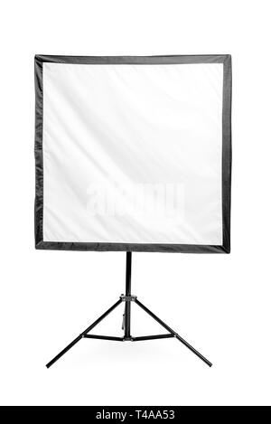 Studio Flash mit einem quadratischen Softbox auf dem Rack auf weißem Hintergrund Stockfoto