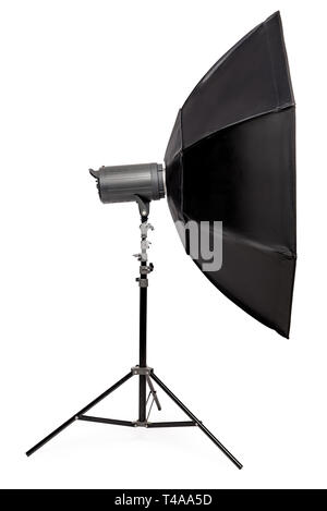 Seitenansicht Flash mit achteckigen Softbox auf Stativ, Studio Equipment close-up auf weißem Hintergrund Stockfoto