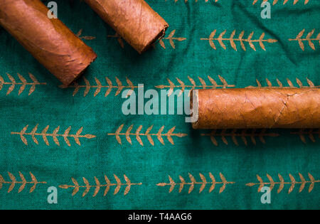 Bündel von kubanischen Zigarren auf einem Tisch Stockfoto