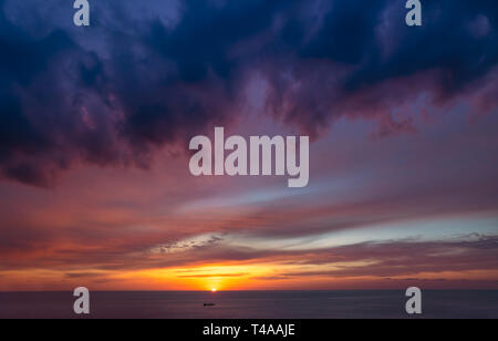 Schöne Aussicht auf den Sonnenuntergang, atemberaubende Landschaft von einem Sonnenaufgang über dem Meer, dunkle dramatische Szene, abstrakte natürlichen Hintergrund Stockfoto