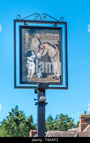 Einen traditionellen Pub Zeichen in einem typischen Devon Dorf. Stockfoto