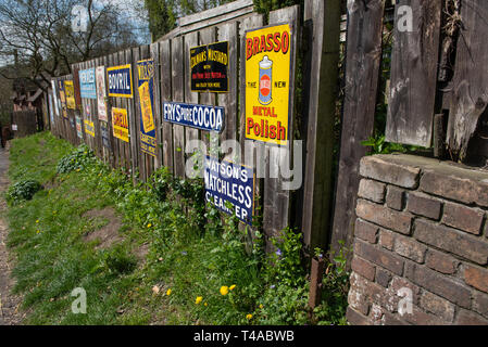 Vintage Werbung auf der High Street in Blists Hill Victorian Town Iron Bridge Stockfoto