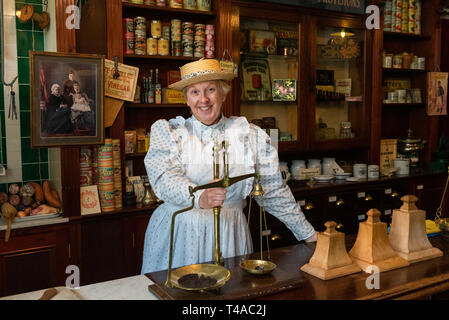 Im Lebensmittelgeschäft einkaufen in Blists Hill Victorian Stadt Ironbridge in Shropshire Stockfoto