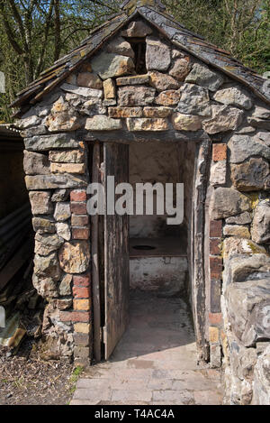 Außerhalb der Toilette an Hausbesetzer Cottage in der Blists Hill Victorian Stadt Ironbridge in Shropshire Stockfoto