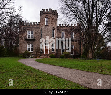 Rochester, New York, USA. April 14, 2019. Anzeigen von Warner Schloss in Highland Park in der Innenstadt von Rochester, NY an einem verregneten Frühling Nachmittag Stockfoto