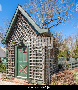 Kleiner Garten mit lattice Arbeit Halle Stockfoto