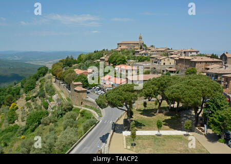 Antike ummauerte Stadt Montalcino in der Toskana, Italien Stockfoto