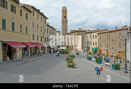 Antike ummauerte Stadt Montalcino in der Toskana, Italien Stockfoto